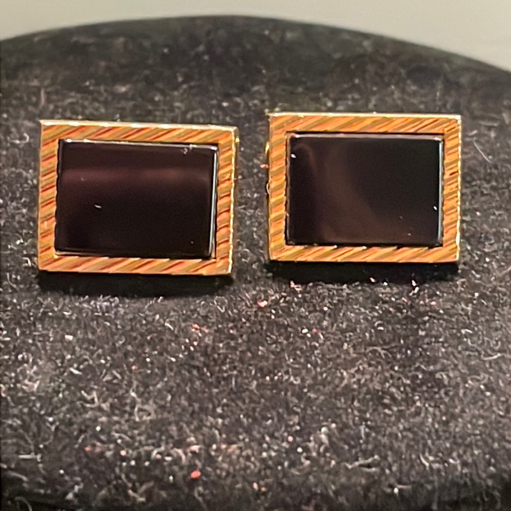 Vintage-1950s--rectangular gold tone black onyx single bar toggle cuff links